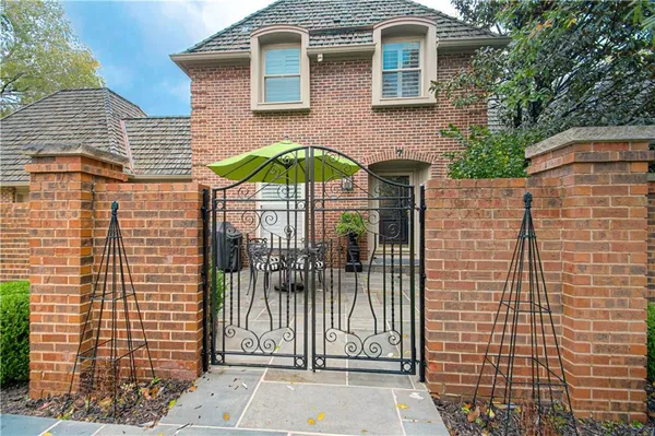 $1,175,000 | 7 Le Mans Court, Prairie Village, KS 66208