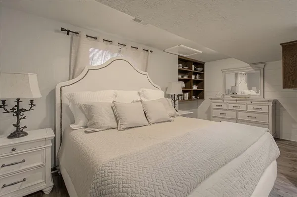 $1,175,000 | 7 Le Mans Court, Prairie Village, KS 66208