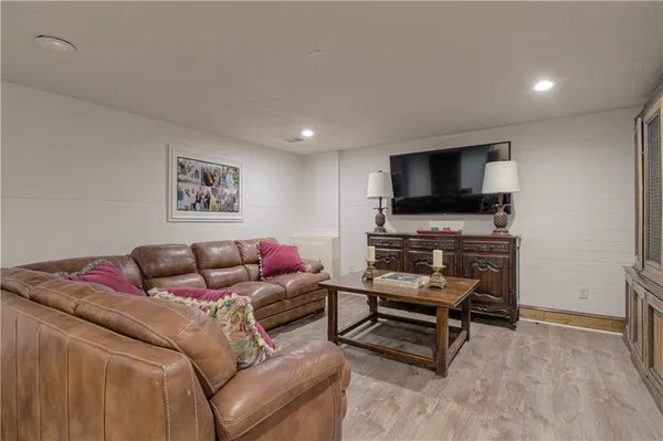 $1,175,000 | 7 Le Mans Court, Prairie Village, KS 66208