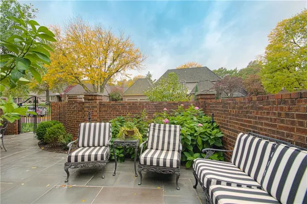 $1,175,000 | 7 Le Mans Court, Prairie Village, KS 66208