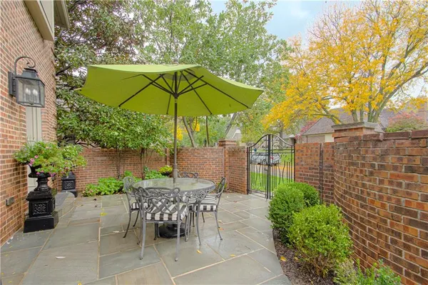 $1,175,000 | 7 Le Mans Court, Prairie Village, KS 66208