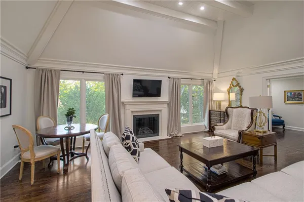 $1,175,000 | 7 Le Mans Court, Prairie Village, KS 66208