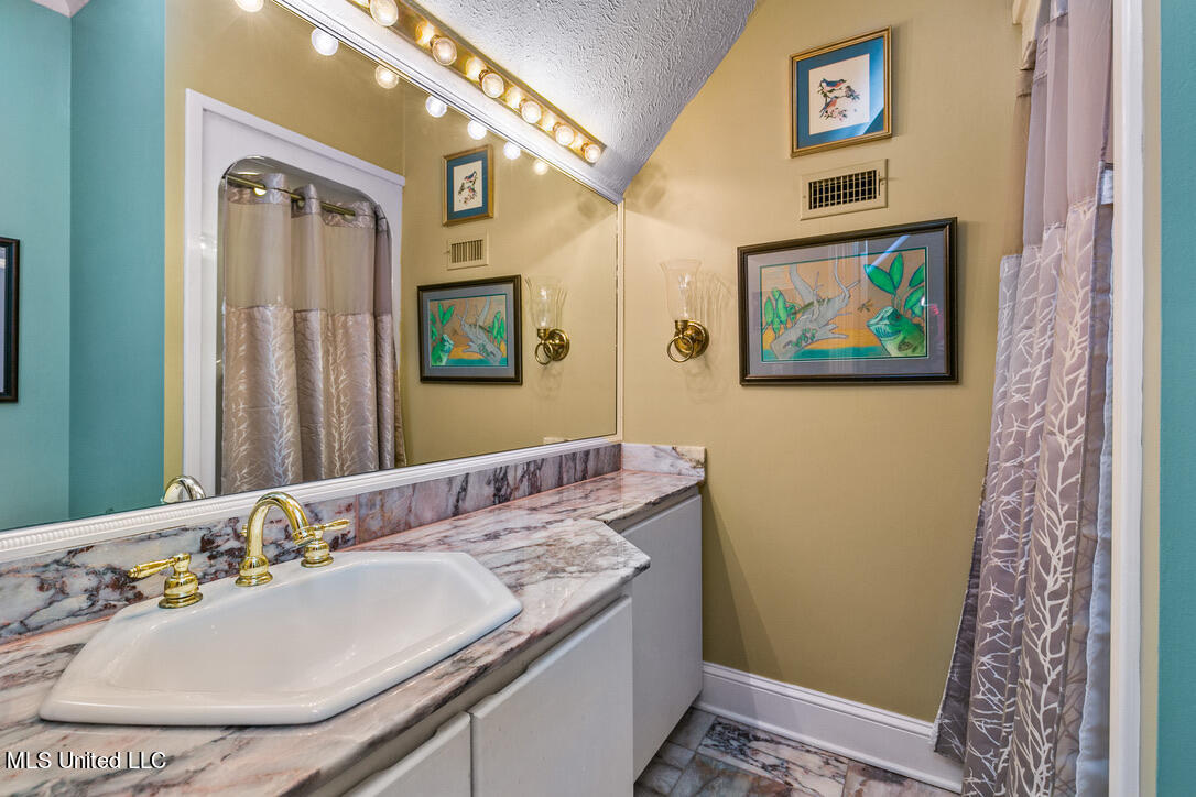 133 Overlook Pointe Drive Ridgeland, MS 39157 - Photo 72 of 93 4th Floor Ensuite Bath