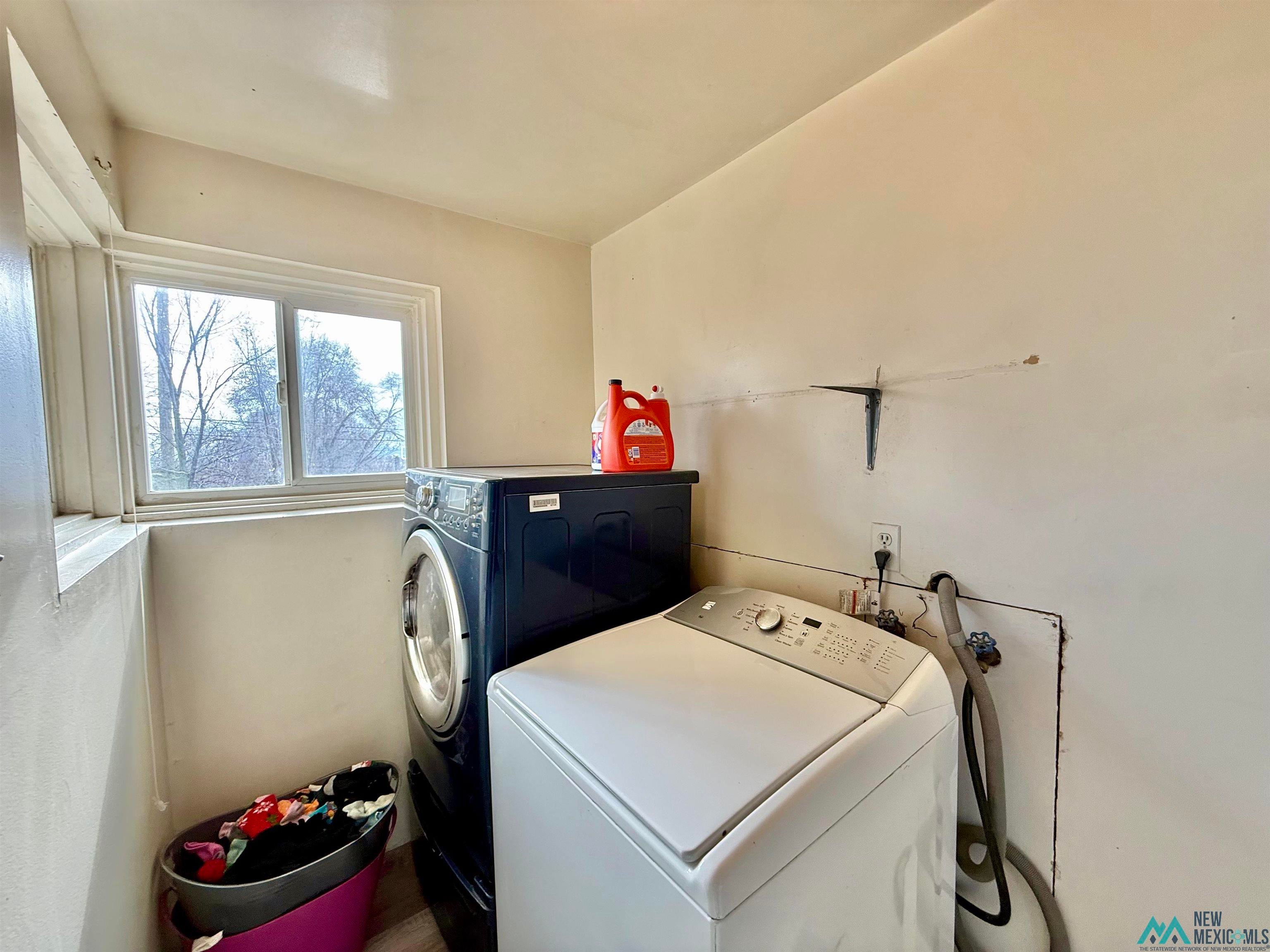 917 South 6th Street Raton, NM 87740 - Photo 10 of 35 Laundry room with washing machine and clothes dryer