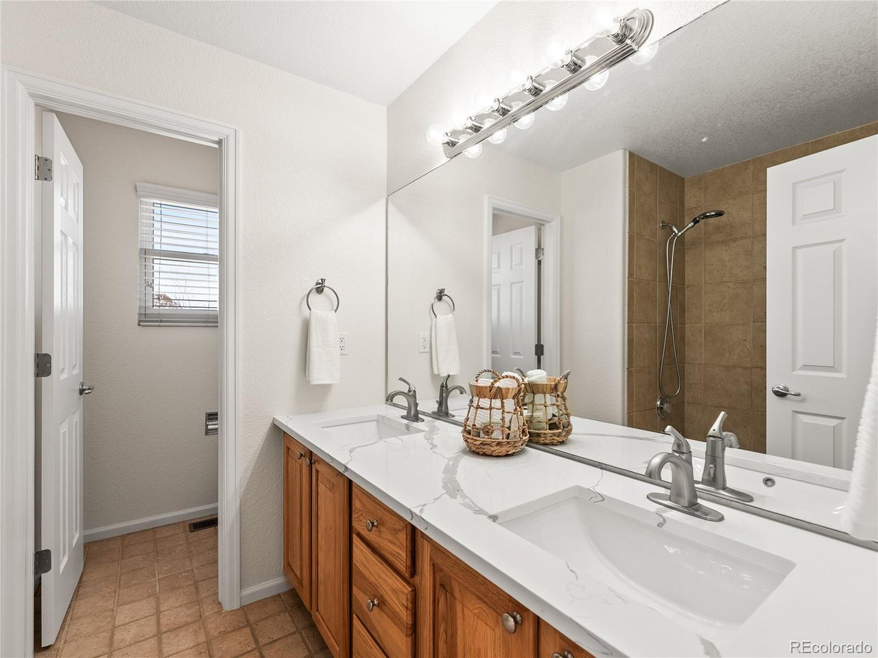 10650 Wagon Box Way Highlands Ranch, CO 80130 - Photo 29 of 47 Upstairs hallway bathroom