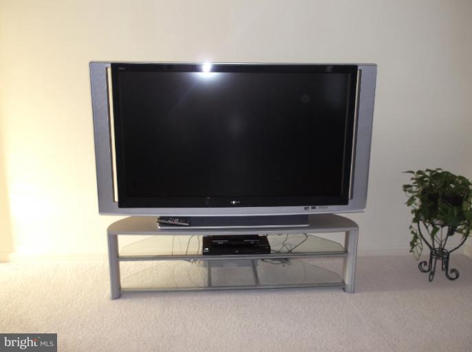 3833 London Bridge Road Finksburg, MD 21048 - Photo 20 of 22 60" TV