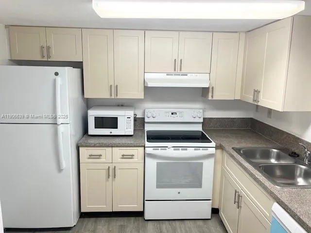 $2,400 | 9995 Nob Hill Lane, Unit 9995, Sunrise, FL 33351