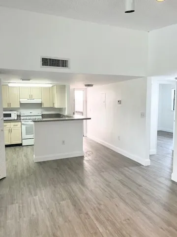 $2,400 | 9995 Nob Hill Lane, Unit 9995, Sunrise, FL 33351