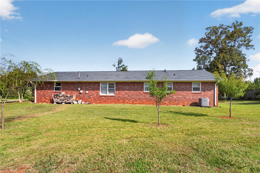 105 King James Road Seneca, SC 29678 - Photo 4 of 28