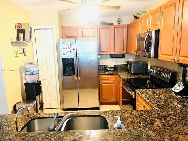 $395,000 | 10902 Northwest 83rd Street, Unit 112, Doral, FL 33178