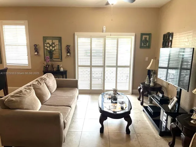 $395,000 | 10902 Northwest 83rd Street, Unit 112, Doral, FL 33178