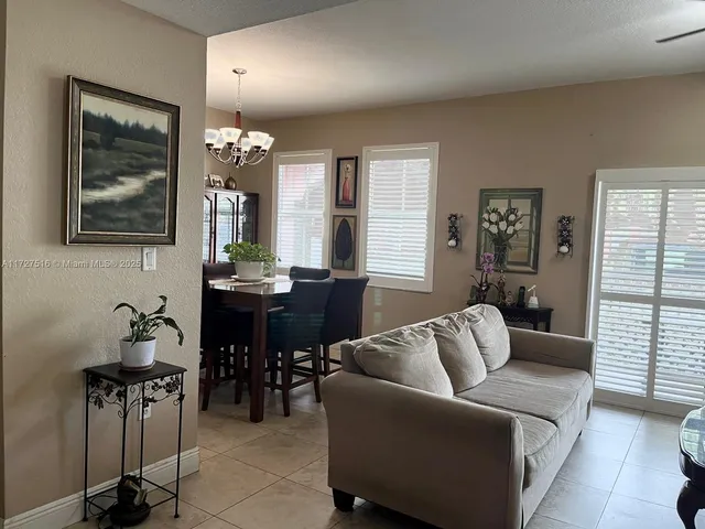 $395,000 | 10902 Northwest 83rd Street, Unit 112, Doral, FL 33178