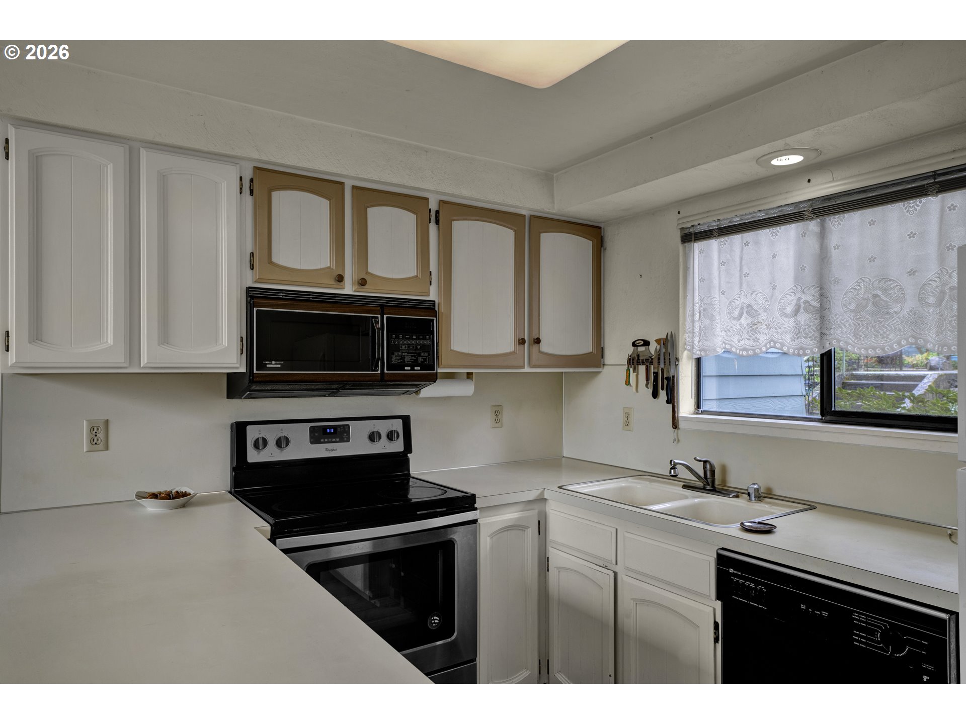 4427 Fox Hollow Road, Unit 7 Eugene, OR 97405 - Photo 9 of 40