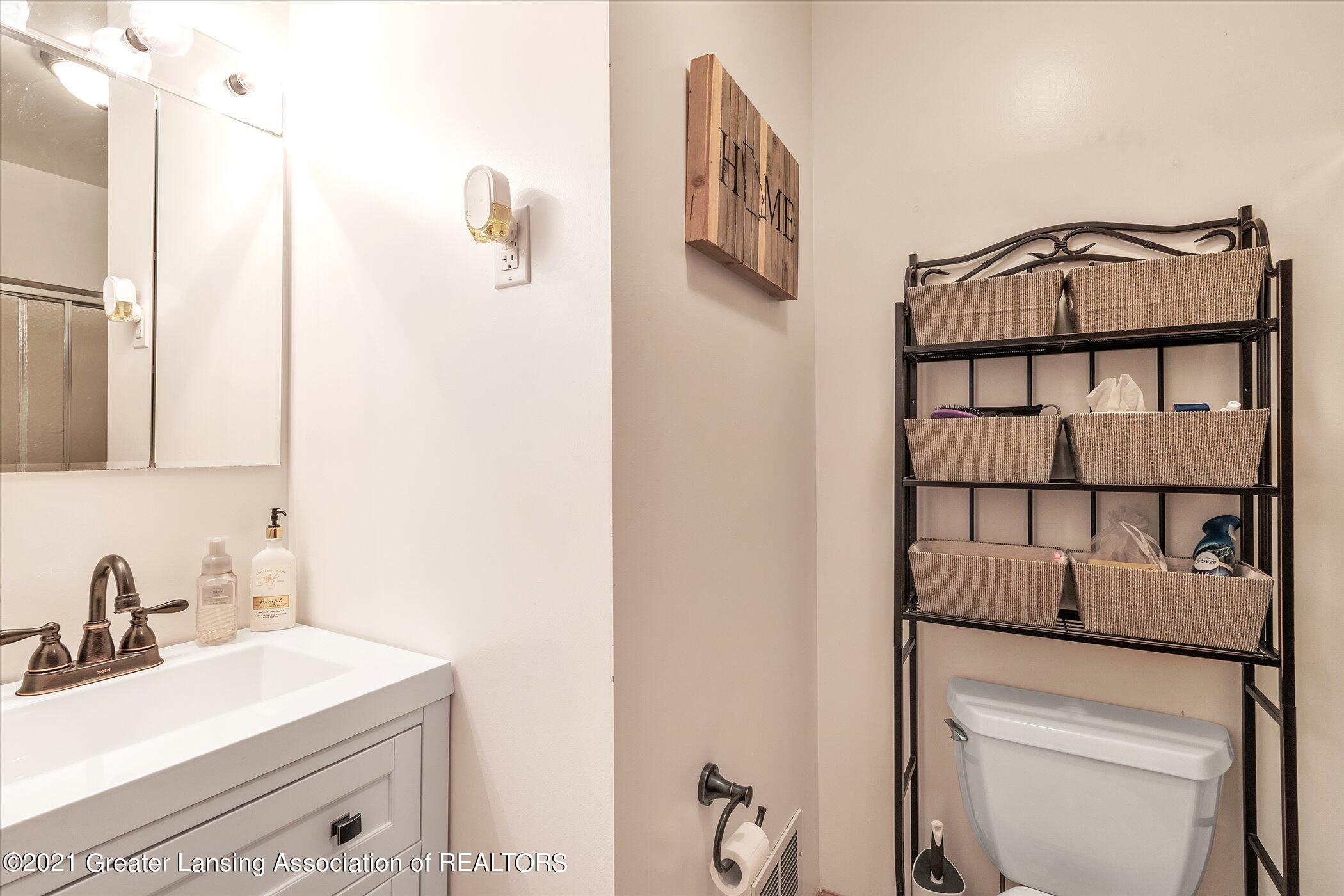 1327 Pierce Road Lansing, MI 48910 - Photo 24 of 34 Full Bath 2