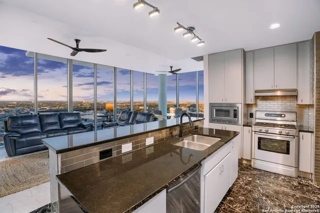 $725,000 | 610 East Market Street, Unit 2818, San Antonio, TX 78205