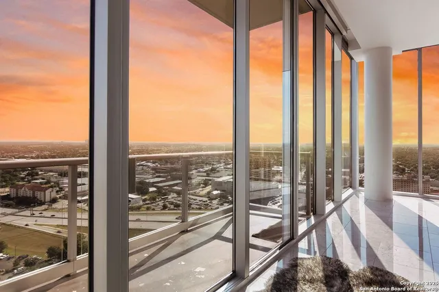 $725,000 | 610 East Market Street, Unit 2818, San Antonio, TX 78205