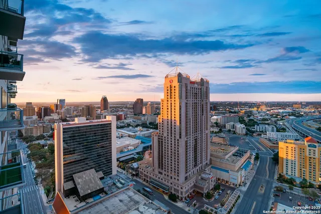 $725,000 | 610 East Market Street, Unit 2818, San Antonio, TX 78205