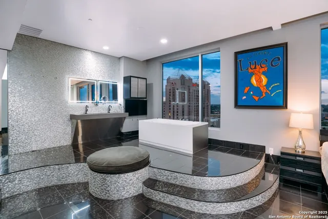 $725,000 | 610 East Market Street, Unit 2818, San Antonio, TX 78205