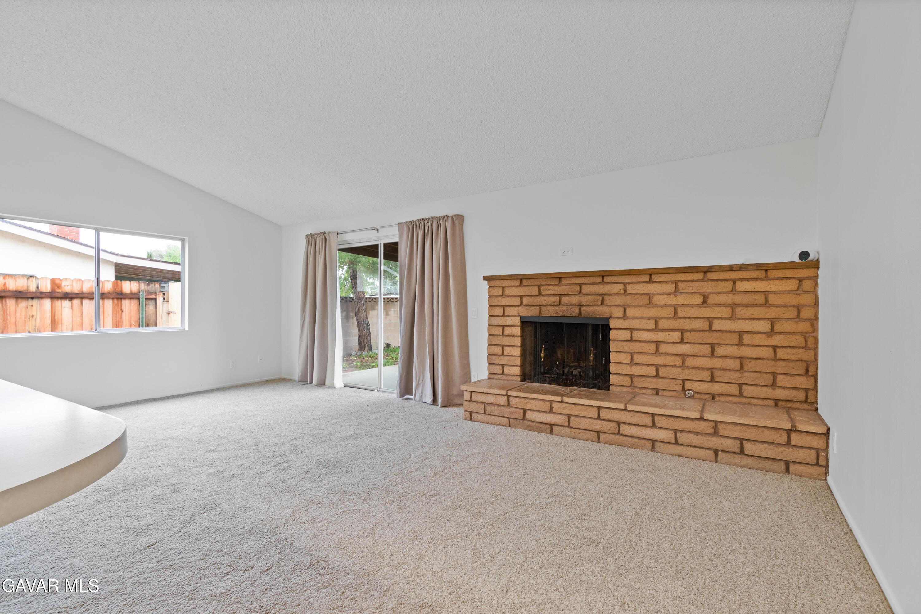 42520 55th Street West Lancaster, CA 93536 - Photo 13 of 21 an empty room with windows
