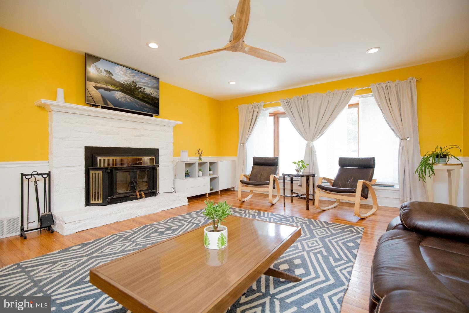 11021 Knights Road Philadelphia, PA 19154 - Photo 5 of 38 Living Room