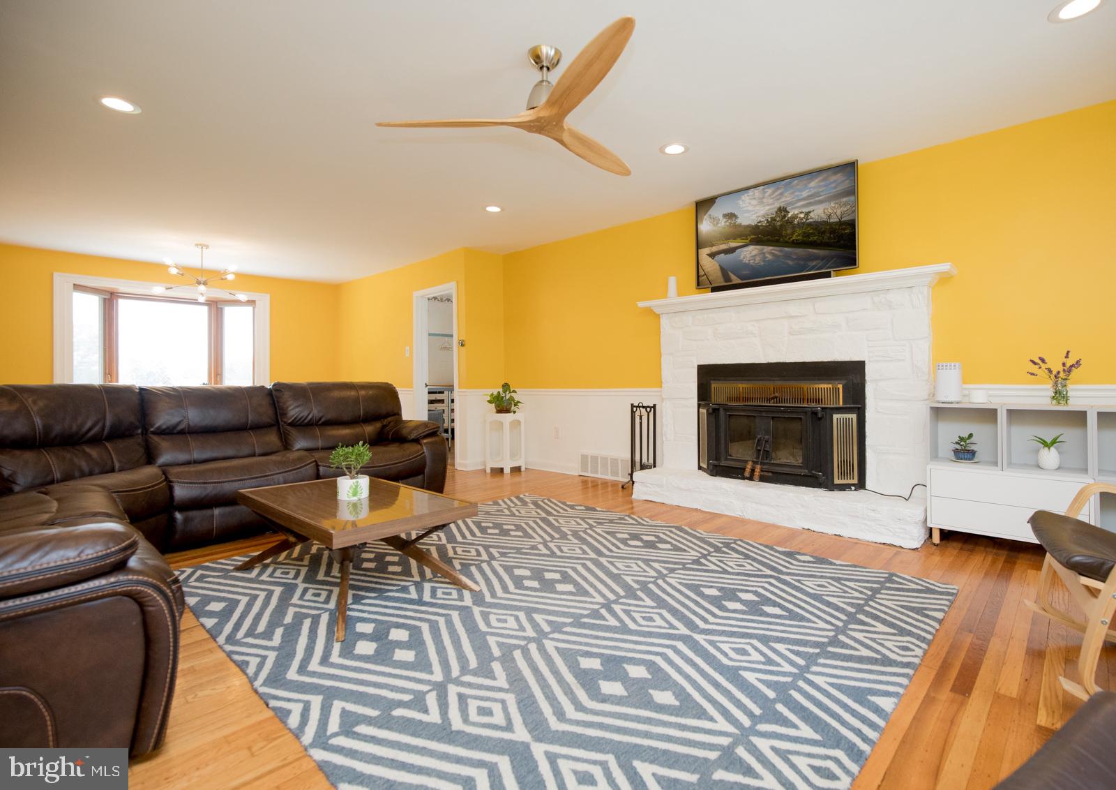 11021 Knights Road Philadelphia, PA 19154 - Photo 7 of 38 Living Room