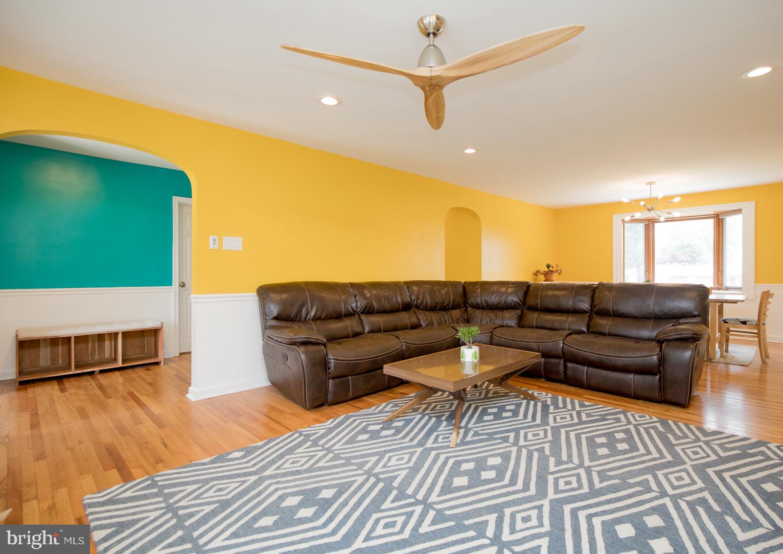 11021 Knights Road Philadelphia, PA 19154 - Photo 8 of 38 Living Room
