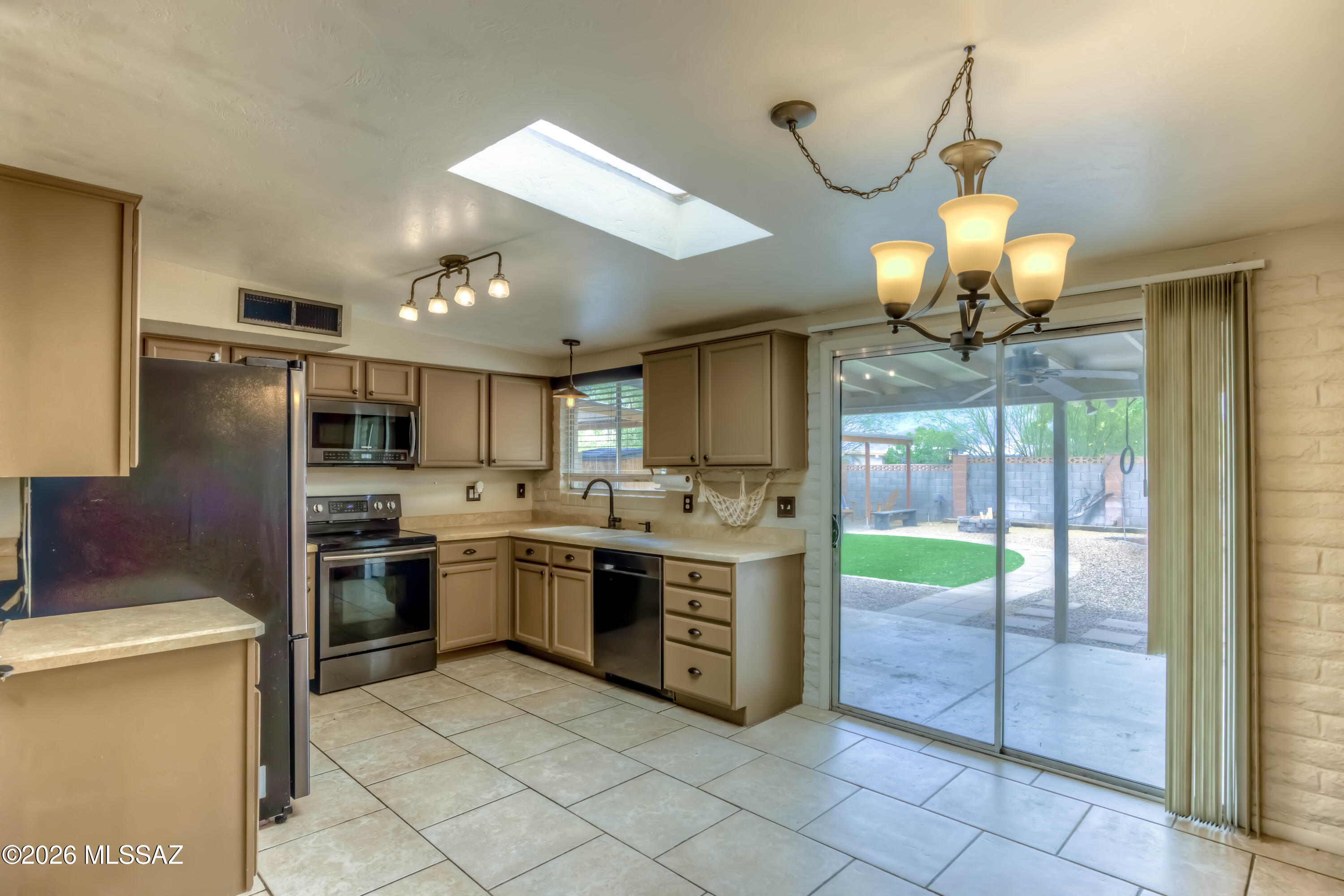 8437 East Rolling Ridge Street Tucson, AZ 85710 - Photo 10 of 33