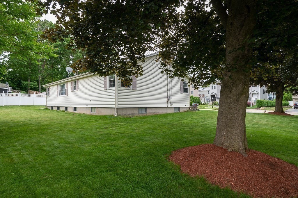 83 Middlesex Avenue Worcester, MA 01604 - Photo 4 of 17