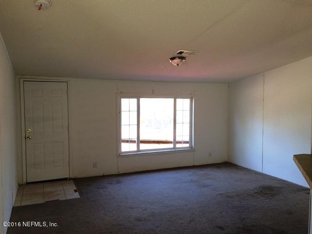 7820 Ranchette Road Keystone Heights, FL 32656 - Photo 5 of 19 an empty room with a window