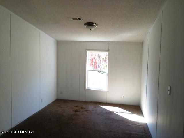 7820 Ranchette Road Keystone Heights, FL 32656 - Photo 8 of 19 an empty room that has a window