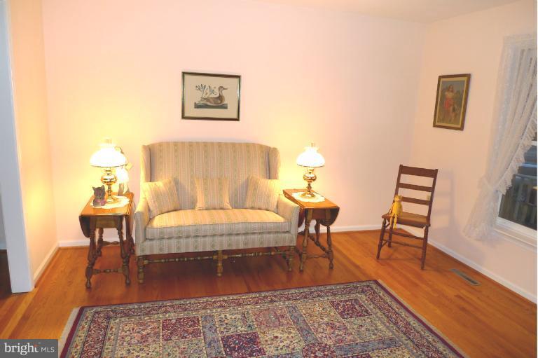 10609 Old Barn Road New Market, MD 21774 - Photo 7 of 30 Living Room