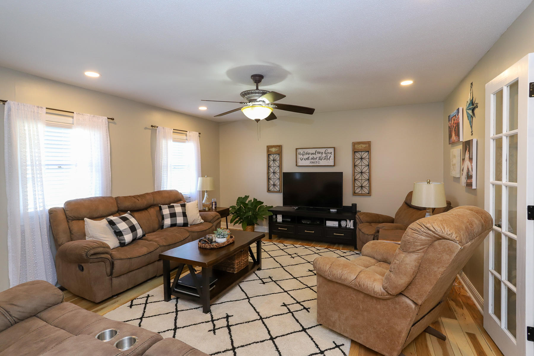 205 Stag Road Springfield, GA 31329 - Photo 11 of 57 living room1