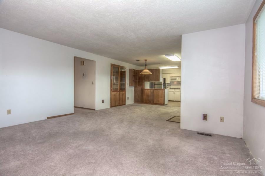 1046 Southwest 13th Street Redmond, OR 97756 - Photo 12 of 25 Gallery Image 12