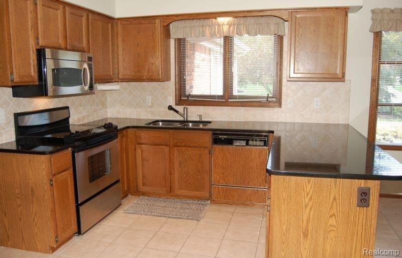 25237 Rutledge Crossing Farmington, MI 48335 - Photo 3 of 21 Kitchen 2