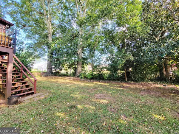 a view of a house with a backyard