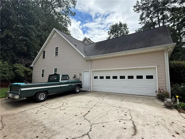 a view of a car in back of a house