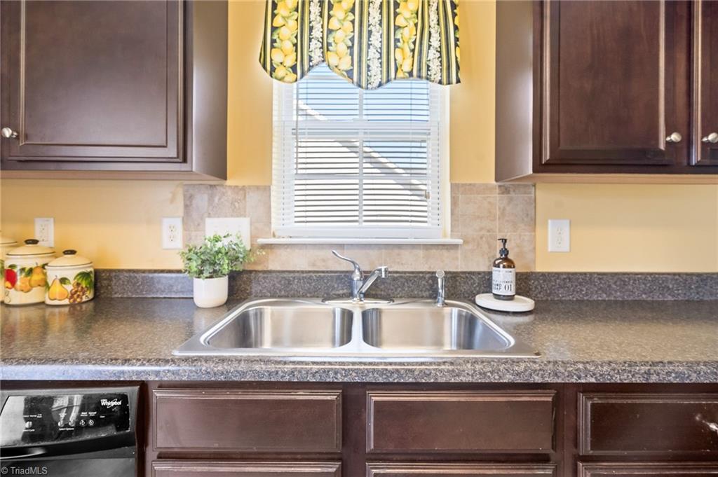 508 Carter Ridge Drive Reidsville, NC 27320 - Photo 10 of 39 Lots of Natural Light shines in throughout this home!