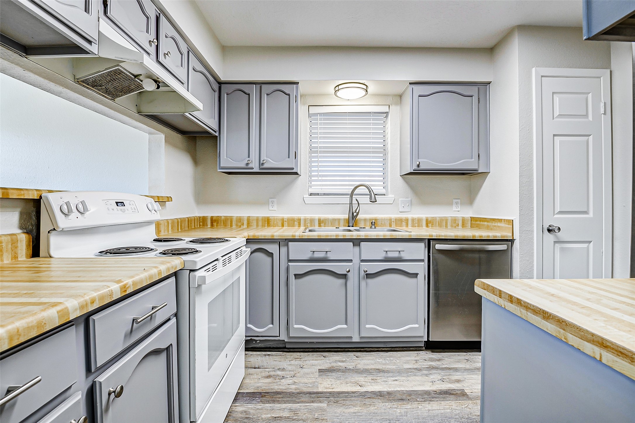 9842 Shell Rock Road La Porte, TX 77571 - Photo 8 of 27