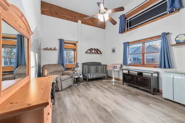 en empty room with wooden floor