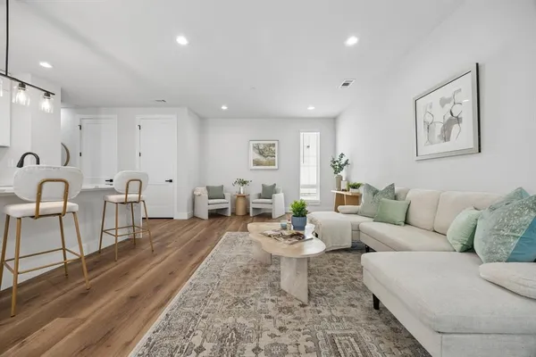 $3,200 | 5633 Live Oak Street, Unit 103, Dallas, TX 75206