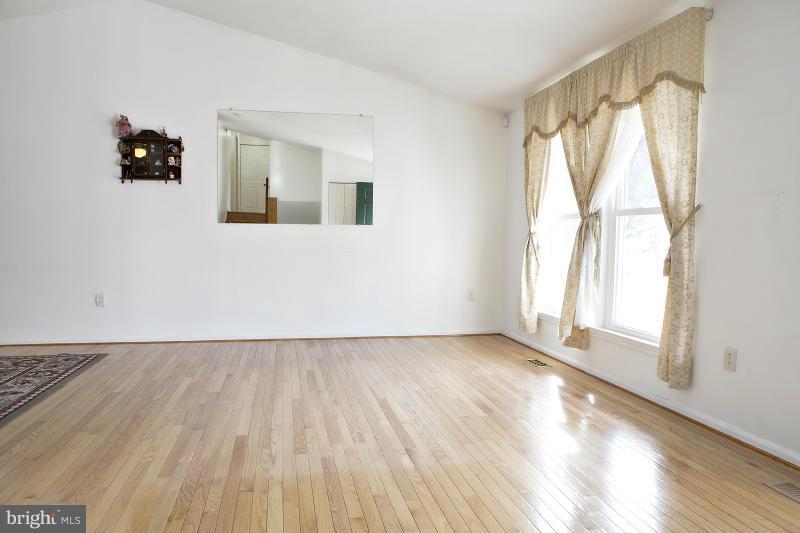 56 Yew Road Baltimore, MD 21221 - Photo 6 of 29 Living Room