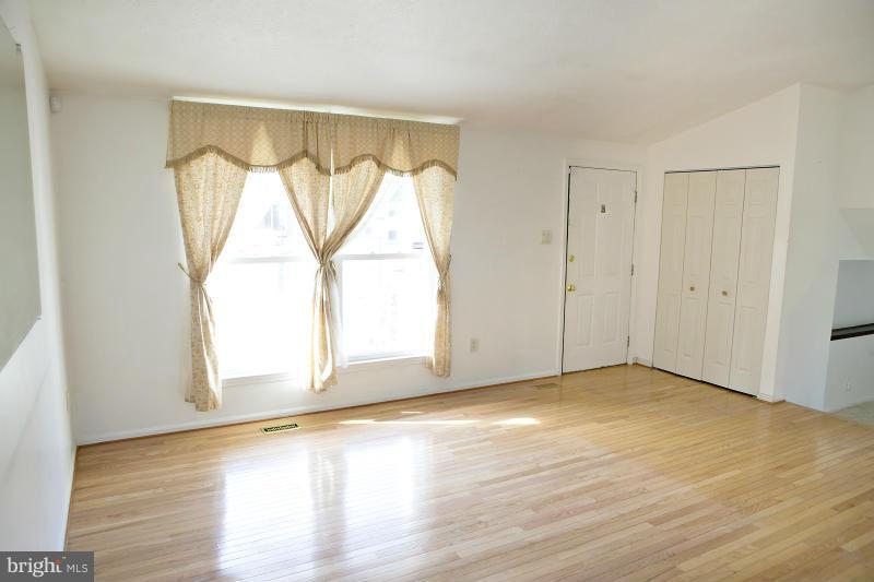 56 Yew Road Baltimore, MD 21221 - Photo 7 of 29 Living Room