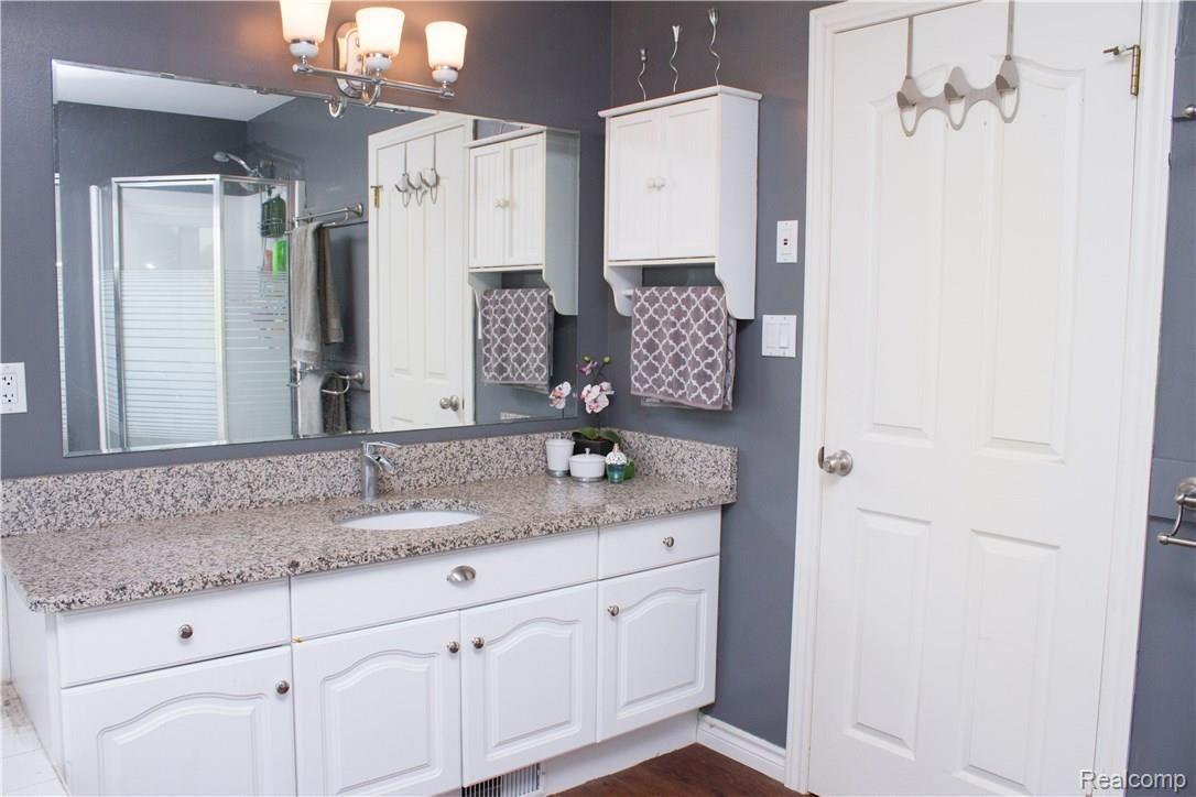 722 Wilcox Street Rochester, MI 48307 - Photo 19 of 52 MasterBath5.jpg