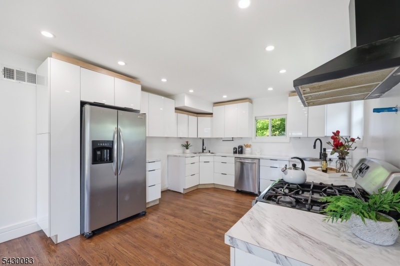 64 Longfellow Drive Woodbridge, NJ 07067 - Photo 9 of 31