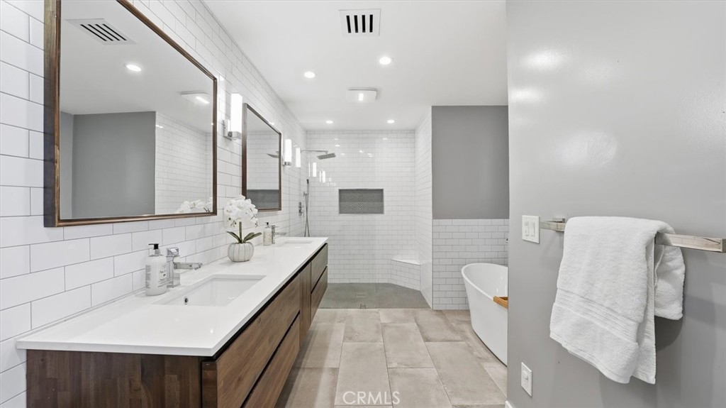 4508 Newton Street Torrance, CA 90505 - Photo 20 of 46 Primary bathroom