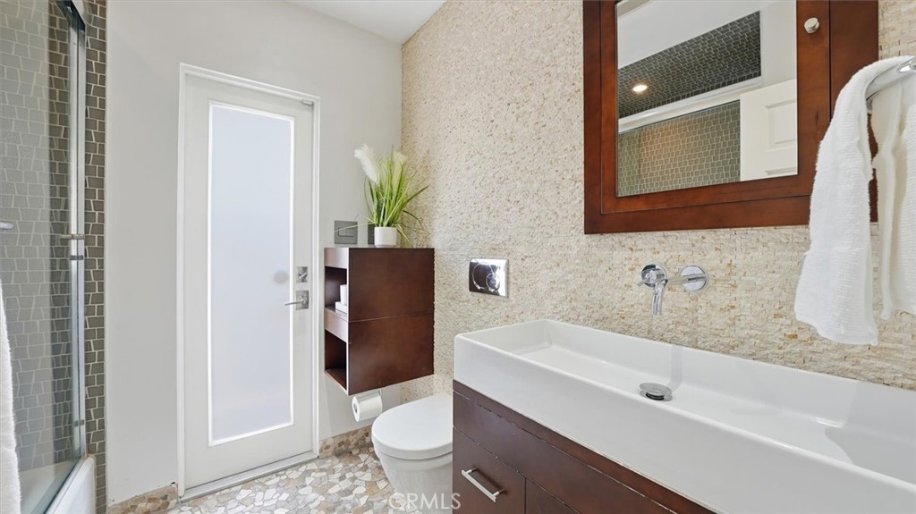 4508 Newton Street Torrance, CA 90505 - Photo 25 of 46 Main floor bathroom