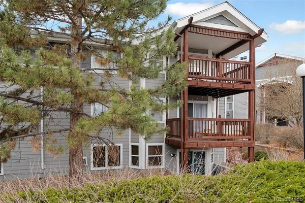 a view of front of a house with a yard