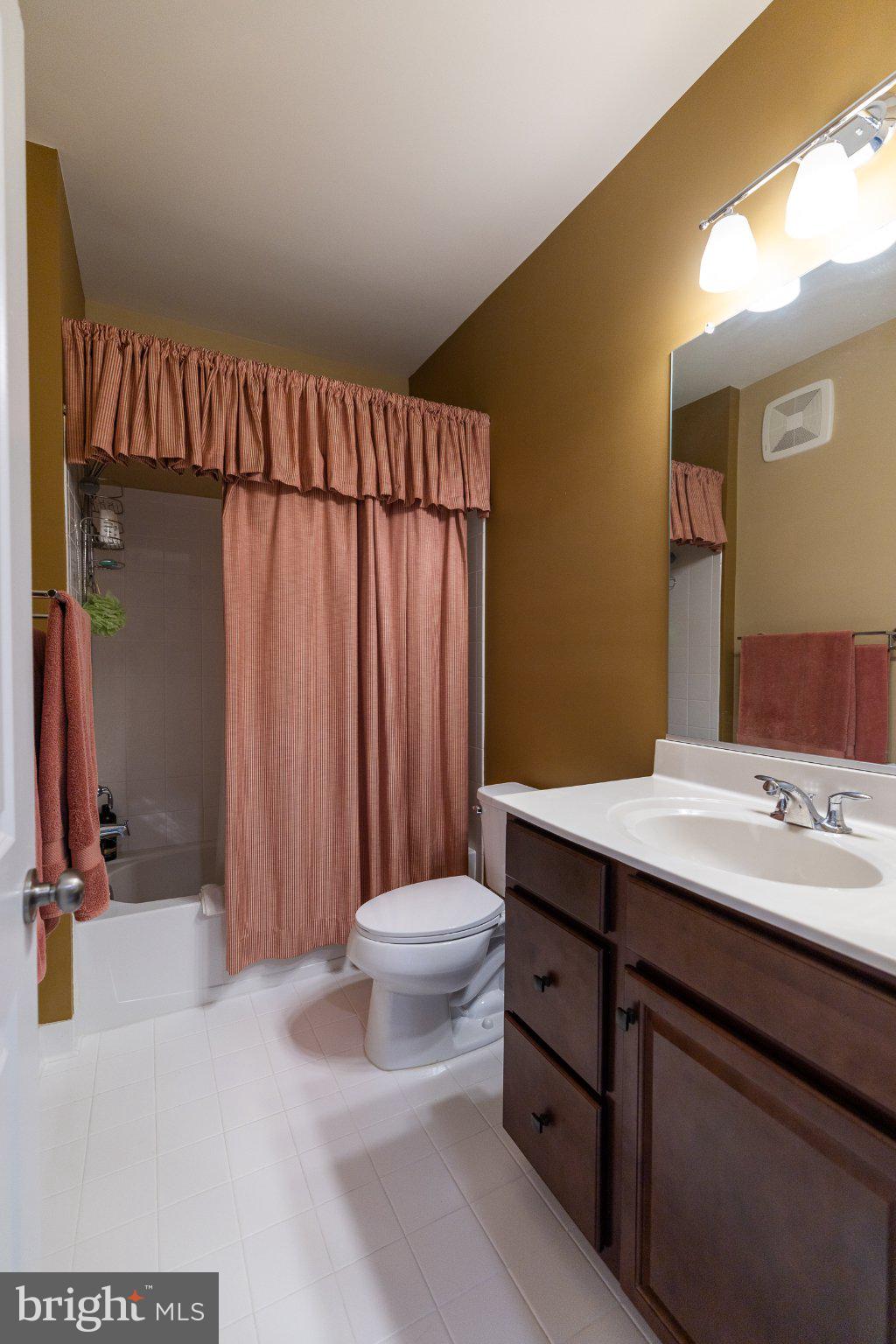 1414 Ribbon Limestone Terrace Southeast, Unit E204 Leesburg, VA 20175 - Photo 34 of 49 Charming bath with warm tones.