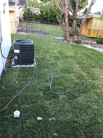 a view of a backyard