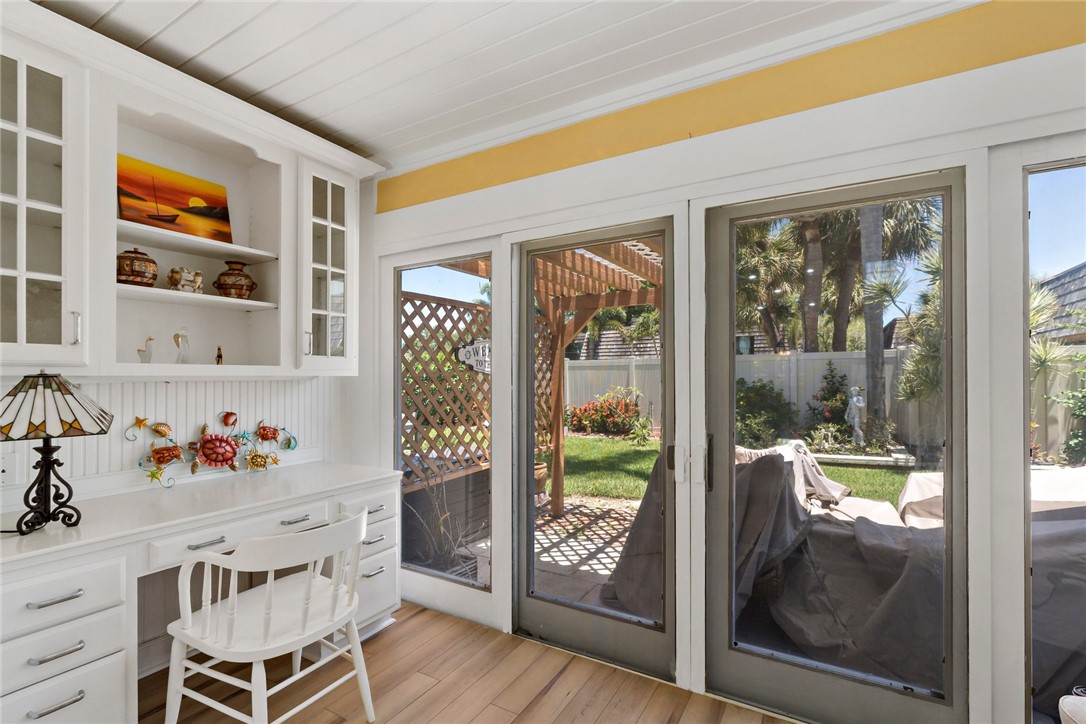 470 9th Place Vero Beach, FL 32960 - Photo 11 of 28 a dining room with furniture and a garden view